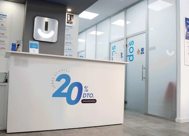 Elha y Láserum, dos de los grandes referentes de la depilación láser en España, anuncian una alianza estratégica sin precedentes que redefine el panorama europeo de la estética avanzada. Con más de 430 centros en España, Portugal, Italia y Francia, el nuevo grupo se posiciona como líder indiscutible en Europa y uno de los mayores actores a nivel mundial, con una clara ambición de internacionalización y liderazgo en uno de los mercados más dinámicos y competitivos del sector. “Estamos construyendo un grupo que no solo lidera en España, sino que aspira a convertirse en el referente europeo en depilación láser. Queremos demostrar que la calidad, la cercanía y la confianza son los pilares de un crecimiento sostenible y global”, señala José Guisado, fundador de Láserum y nuevo Presidente Ejecutivo del Grupo. La alianza persigue dos grandes objetivos estratégicos. Por un lado, consolidarse como el mayor grupo europeo de depilación láser, acelerando su crecimiento en mercados clave como Italia, Francia y Portugal. Por otro, reforzar y escalar el modelo de gestión en todas las geografías, aprovechando las capacidades operativas, digitales y tecnológicas de ambos grupos. Entre las principales palancas de crecimiento destacan la aplicación de inteligencia artificial en la relación con los clientes y el usode geoanalítica avanzada para la apertura de nuevos centros. “La unión de Láserum y Elha nos permite impulsar la innovación y acelerar nuestra expansión internacional. Es el momento de dar un salto histórico para el sector”, afirma Álvaro Romero, CEO de Centros Elha. Por su parte, David Palmero, CEO de Láserum, subraya que “no se trata de un simple acuerdo empresarial, sino de la creación del mayor grupo de depilación láser en Europa, con un propósito claro: continuar transformando el sector y consolidarnos como líderes en todos los mercados en los que operamos”. En la operación han participado Deloitte como asesor legal y financiero de Láserum y asesor financiero de Elha, Pérez-Llorca como asesor legal y Chévez como asesor fiscal de Adapta Capital y Elha. La transacción cuenta además con el respaldo financiero de BBVA, CaixaBank y Santander.