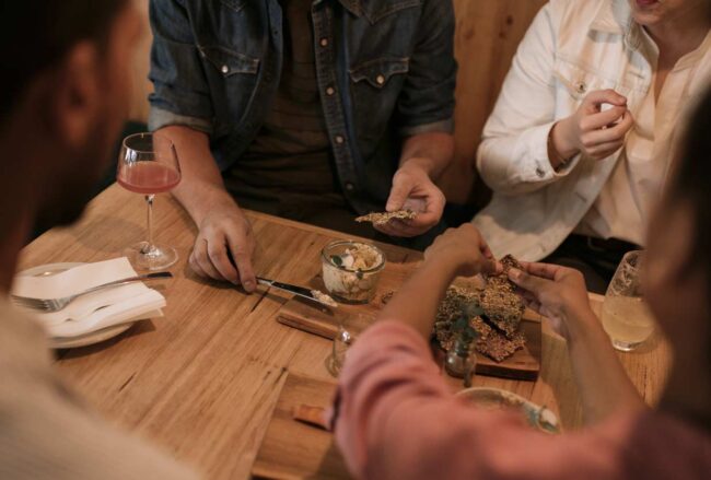 Comer bien sin convertirlo en espectáculo – NB Radio Digital Comer bien sin convertirlo en espectáculo