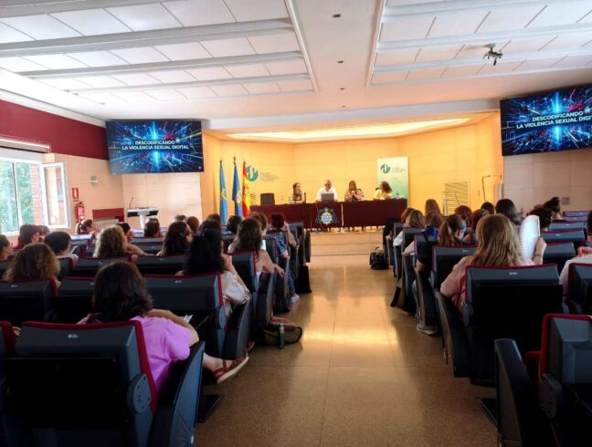 Charla Descodificando la violencia sexual digital